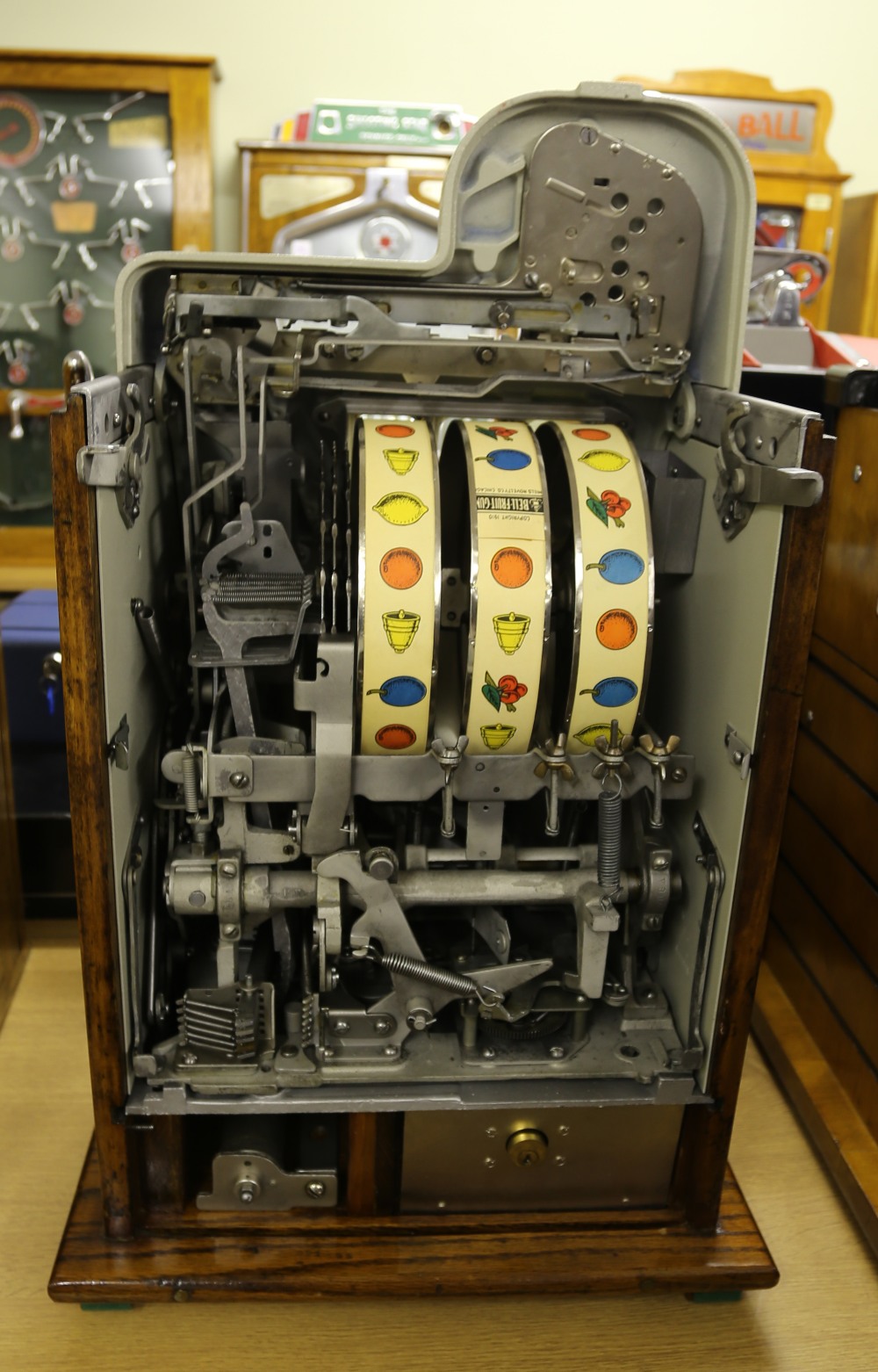 Mills Novelty Company Black Cherry 1945 One Arm Bandit. This machine has similarities to the 1939 - Bild 4 aus 5