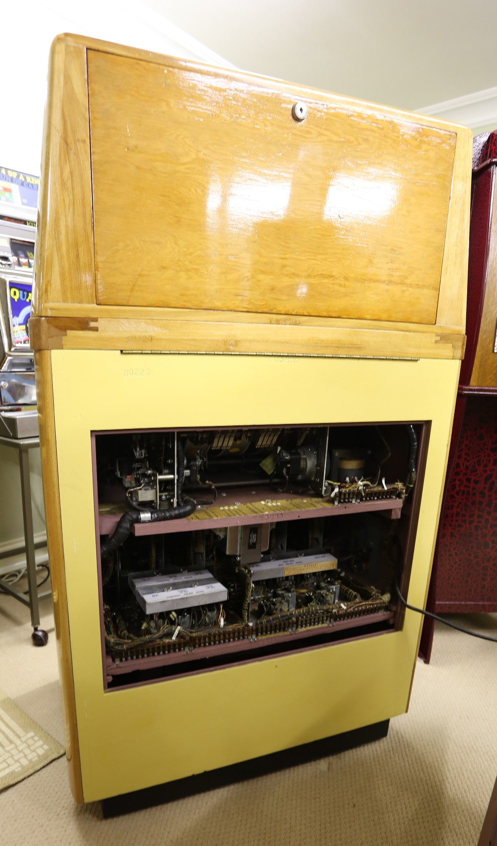 J.H. Keeney & Company Inc. Bonus Super Bell 1946 Multiplay Console Machine. This machine has all the - Image 11 of 11