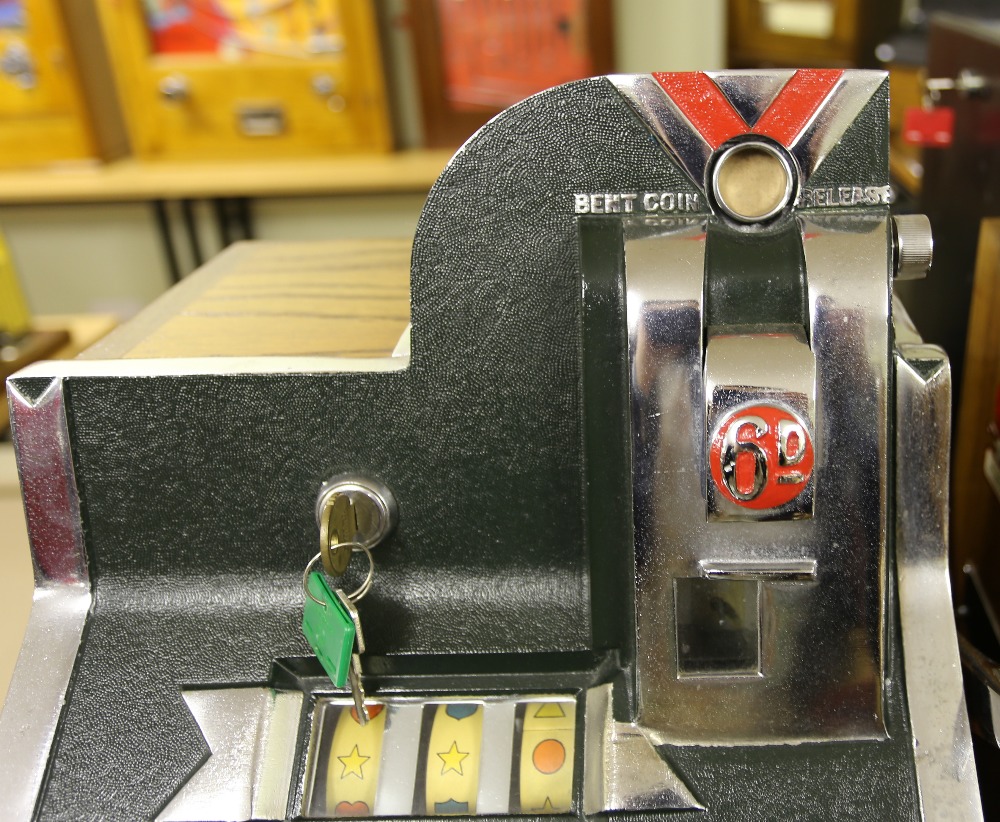 Mills Novelty Company Q.T. Bell 1935 Miniature One Arm Bandit. The Mills Q.T line of machines were - Image 2 of 5