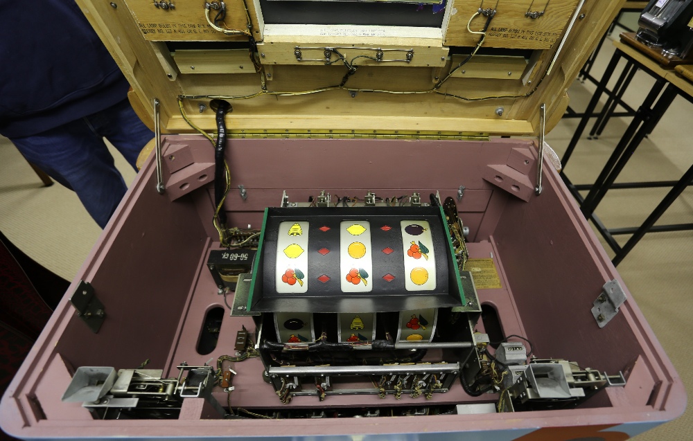 J.H. Keeney & Company Inc. Bonus Super Bell 1946 Multiplay Console Machine. This machine has all the - Image 9 of 11