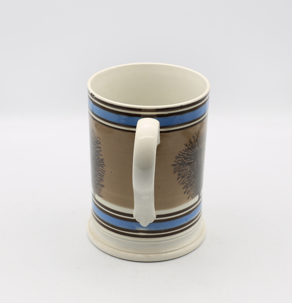 A Mocha ware mug. Quart size, mushroom ground with black feathered trees and blue and black bands - Image 4 of 8