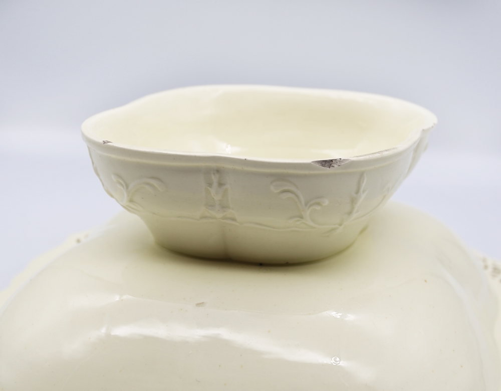 A creamware oval pedestal dish, with a fluted pierced rim and centre Circa 1800. Size 31x28cm - Image 7 of 7