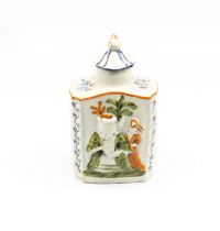 A Prattware tea caddy and cover with ‘macaroni ‘ figures moulded to the body. Decorated in green,