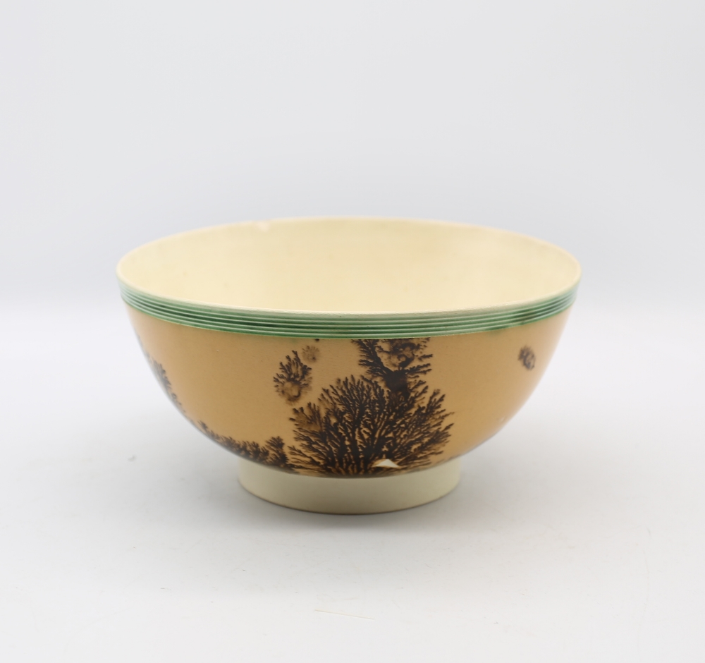 A creamware Mocha bowl, orange ground with black/sepia trees and a green ribbed band to top rim - Bild 2 aus 11