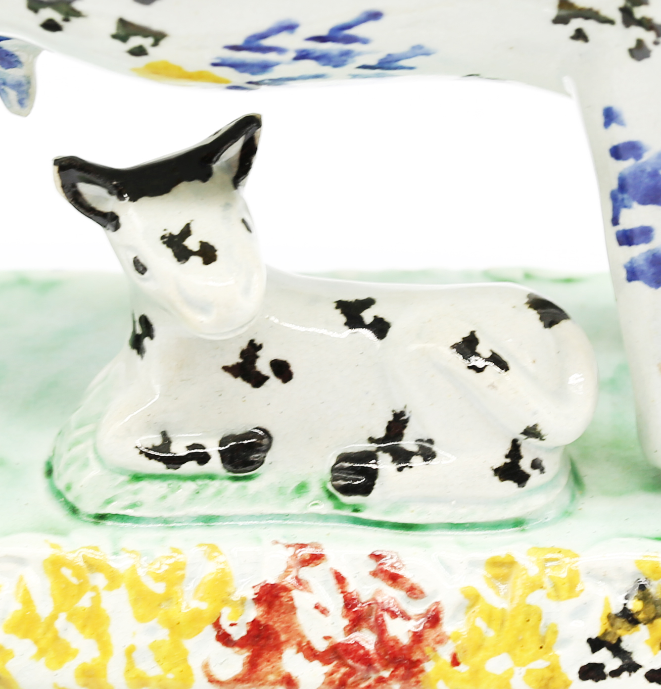 A Prattware cow standing on an oblong base, with her calf laying recumbent beneath her. Sponge - Bild 5 aus 8