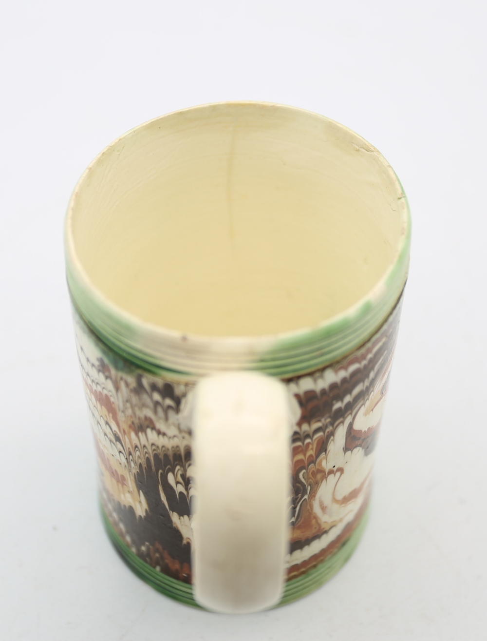 A small cylindrical creamware mug with coloured feathered marbling, with green ribbed bands to rim - Bild 5 aus 6