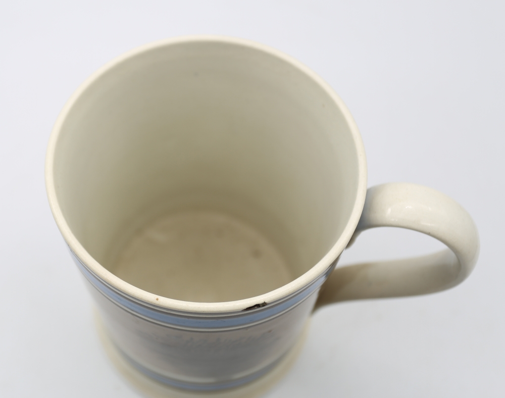 A Mocha ware mug. Quart size, mushroom ground with black feathered trees and blue and black bands - Image 7 of 8
