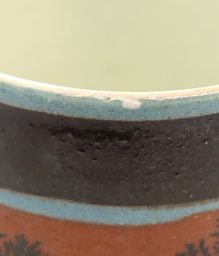 A creamware Mocha mug, dark terracotta ground with black feathered trees and a black and three - Bild 7 aus 10