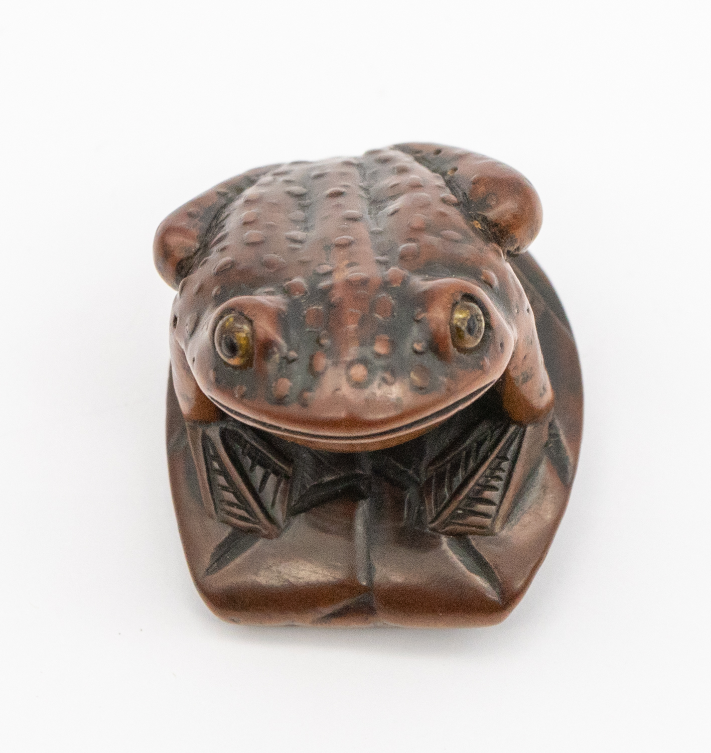 A 19th century Japanese wooden frog netsuke, perching on a leaf with orange eyes, signed underneath, - Bild 5 aus 5