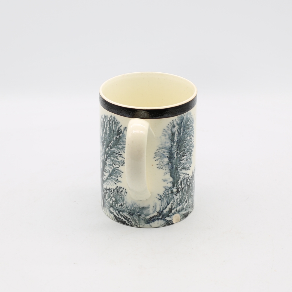 A  creamware Mocha mug, cream ground with blue/grey feathered trees, with a black band to the top - Bild 4 aus 8