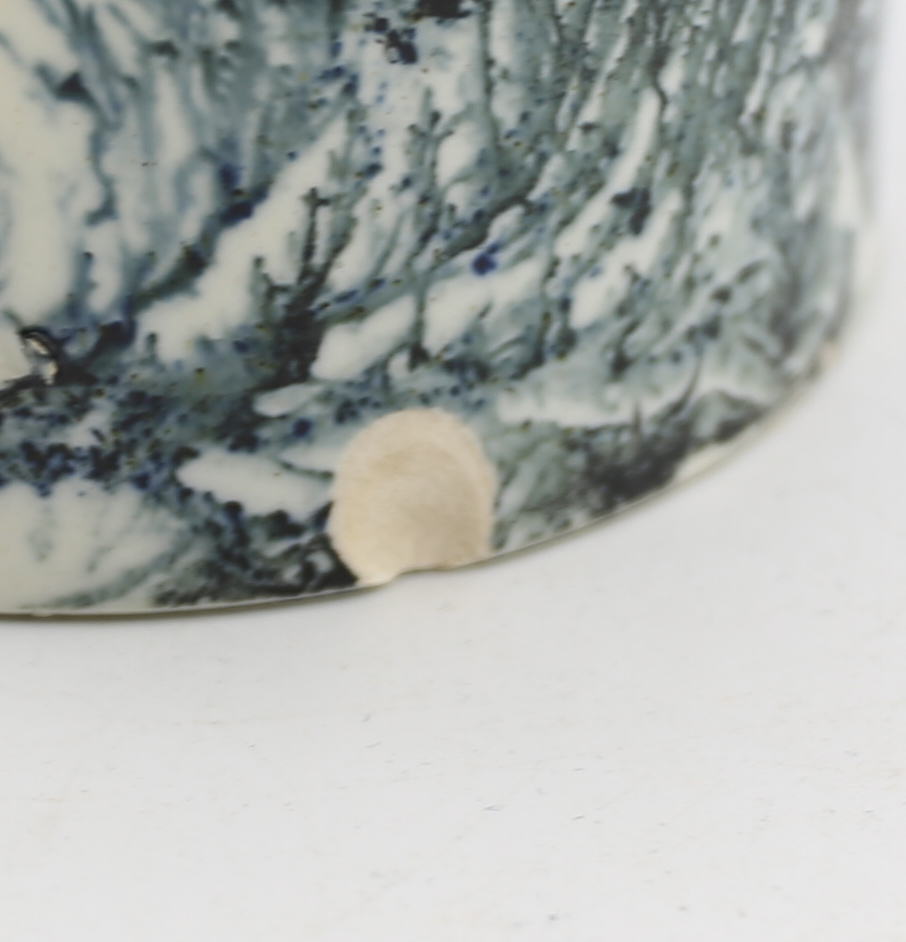 A  creamware Mocha mug, cream ground with blue/grey feathered trees, with a black band to the top - Bild 5 aus 8