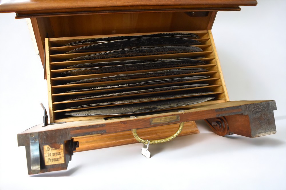 A 24 and a half inch Mikado Polyphon, Style 54, German, circa 1900. Approximately 65 discs are - Image 3 of 7