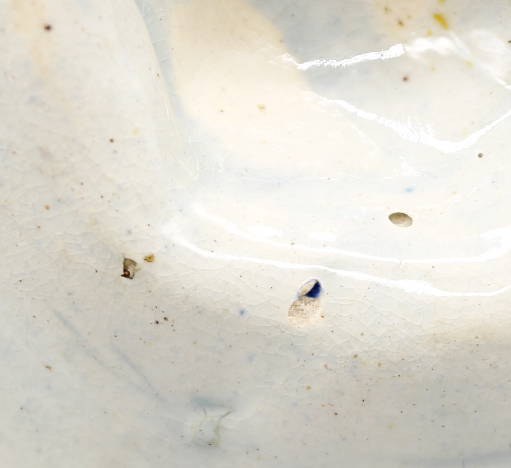 A pearlware ‘Toy’ round plate with a goose moulded in the centre with a blue feathered border. - Image 12 of 12