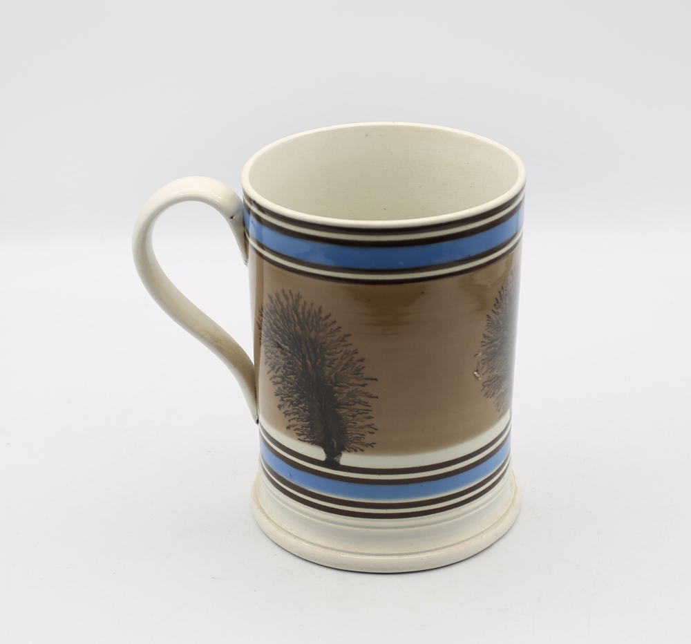 A Mocha ware mug. Quart size, mushroom ground with black feathered trees and blue and black bands - Image 3 of 8
