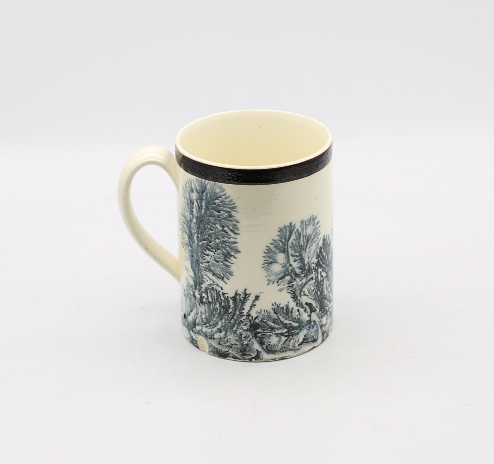 A  creamware Mocha mug, cream ground with blue/grey feathered trees, with a black band to the top - Bild 3 aus 8