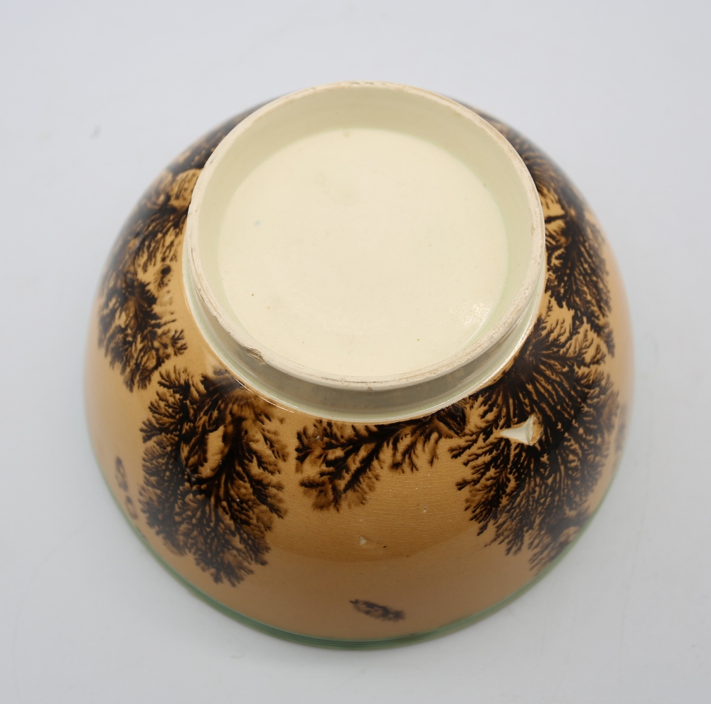 A creamware Mocha bowl, orange ground with black/sepia trees and a green ribbed band to top rim - Bild 11 aus 11