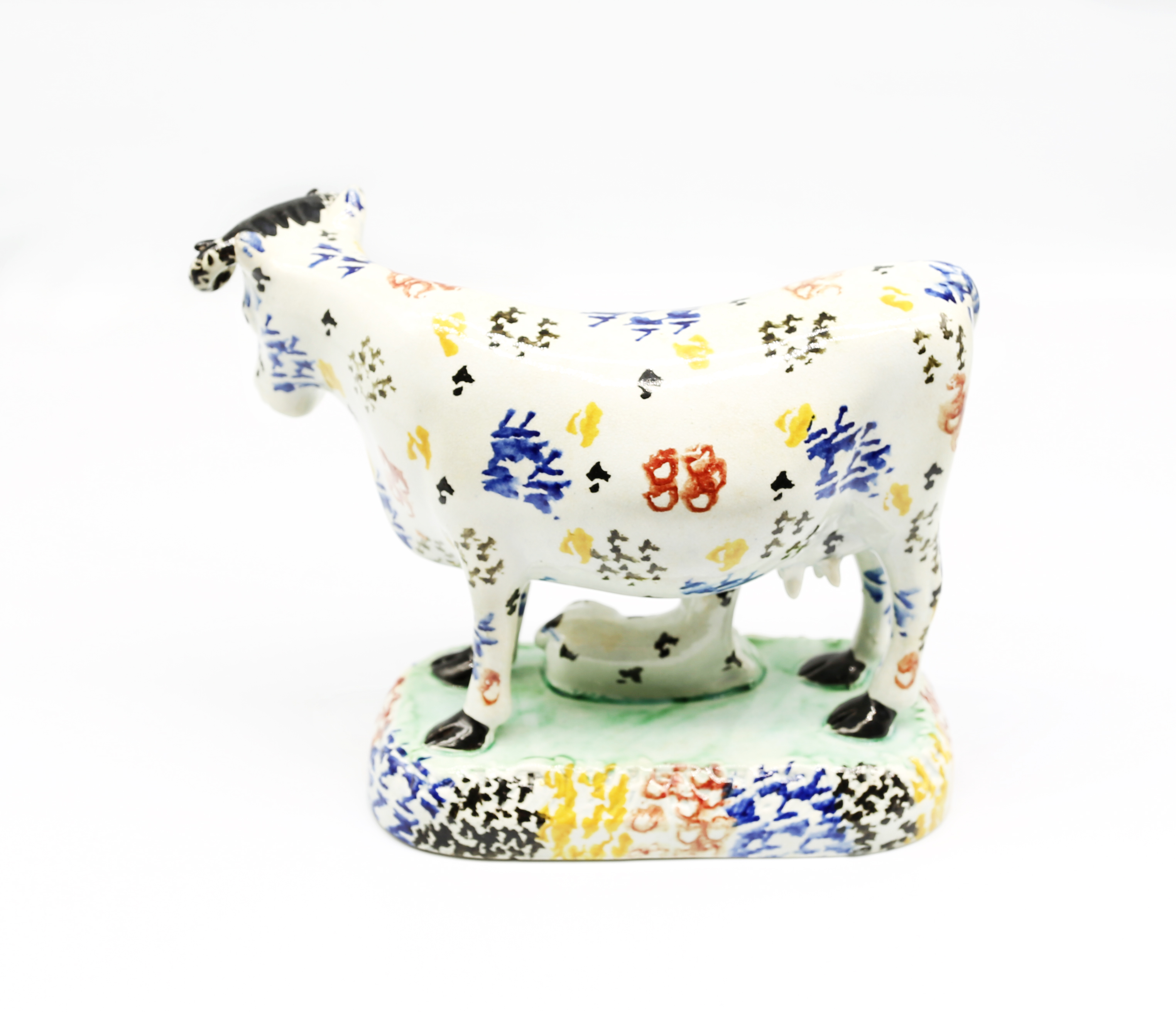A Prattware cow standing on an oblong base, with her calf laying recumbent beneath her. Sponge - Bild 3 aus 8