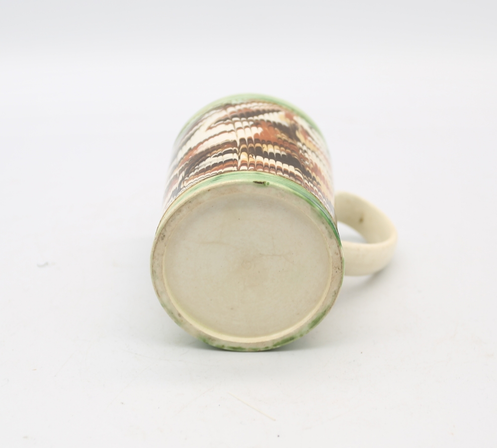 A small cylindrical creamware mug with coloured feathered marbling, with green ribbed bands to rim - Bild 6 aus 6