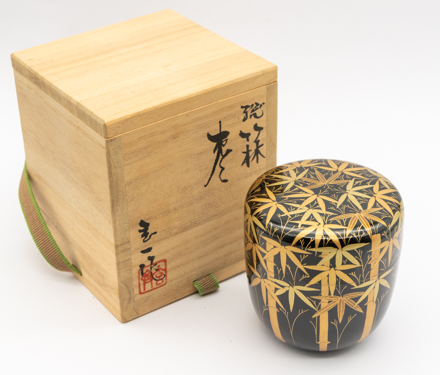 A 20th century Japanese black and gold lacquered tea cannister and cover, decorated with bamboo in - Bild 2 aus 4