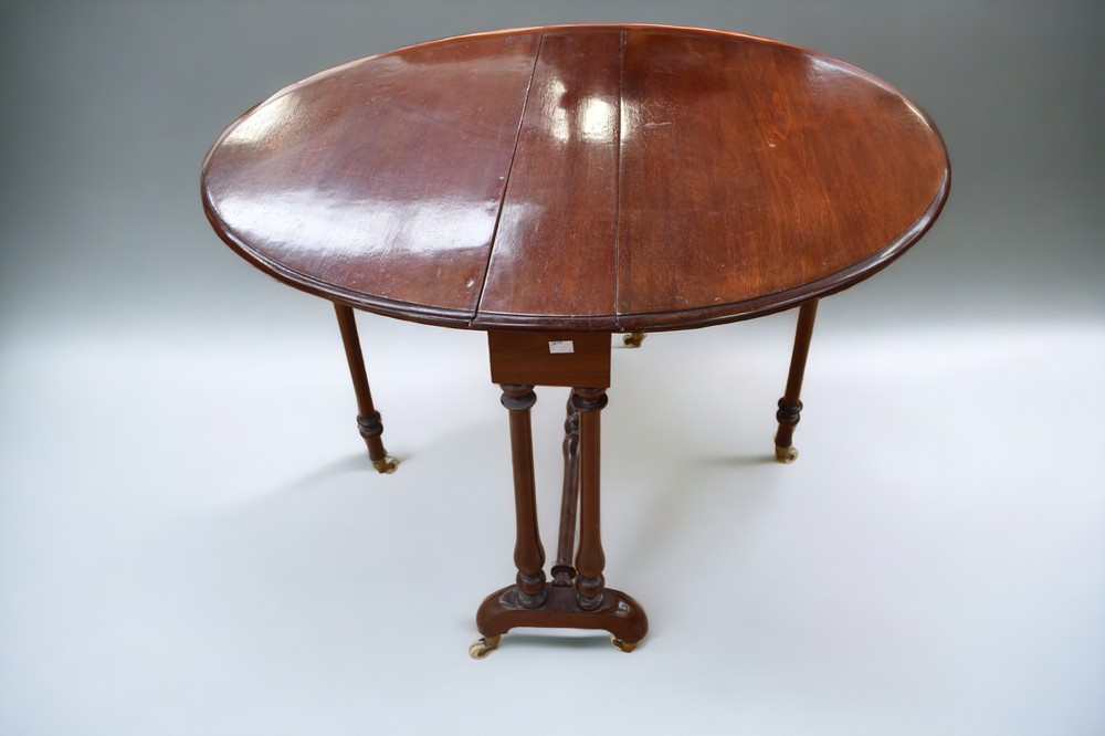 A gateleg occasional table in mahogany, on casters - Image 2 of 2