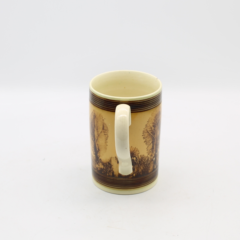 A creamware Mocha mug.  Pale orange ground with serial trees and ribbed bands to top and foot - Bild 4 aus 8