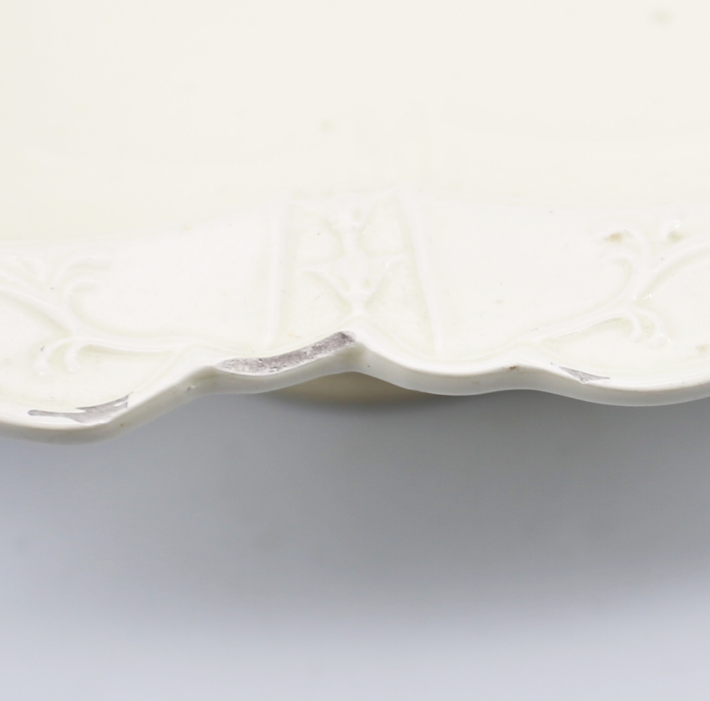 A creamware oval pedestal dish, with a fluted pierced rim and centre Circa 1800. Size 31x28cm - Image 3 of 7