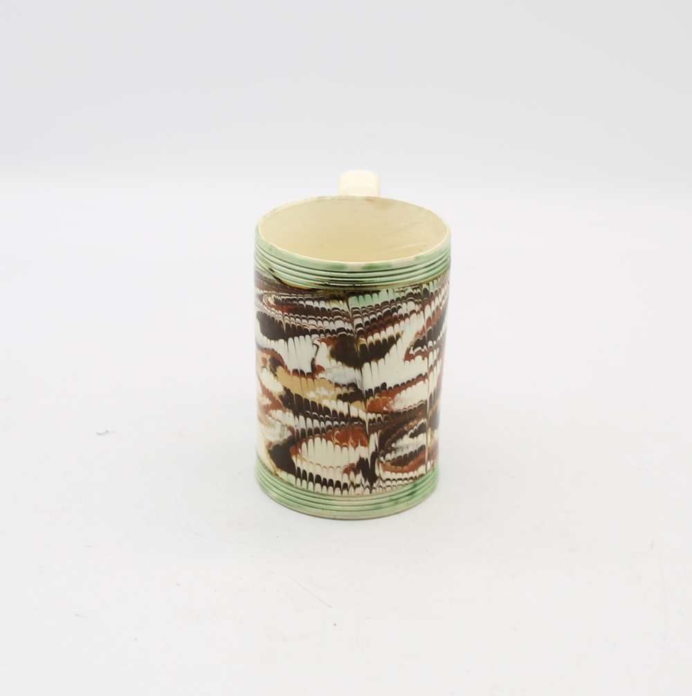 A small cylindrical creamware mug with coloured feathered marbling, with green ribbed bands to rim - Bild 2 aus 6