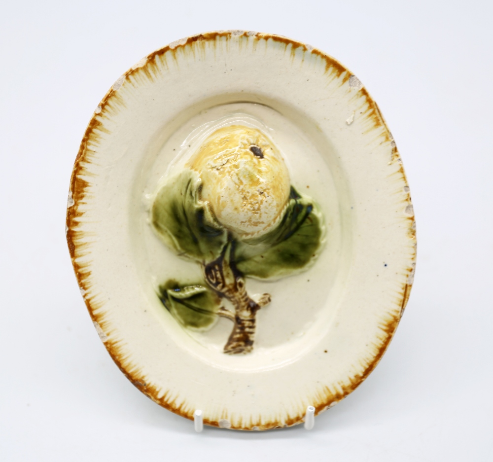 A creamware ‘Toy’ oval platter with an apple and foliage moulded in the centre, with an ochre - Bild 2 aus 8