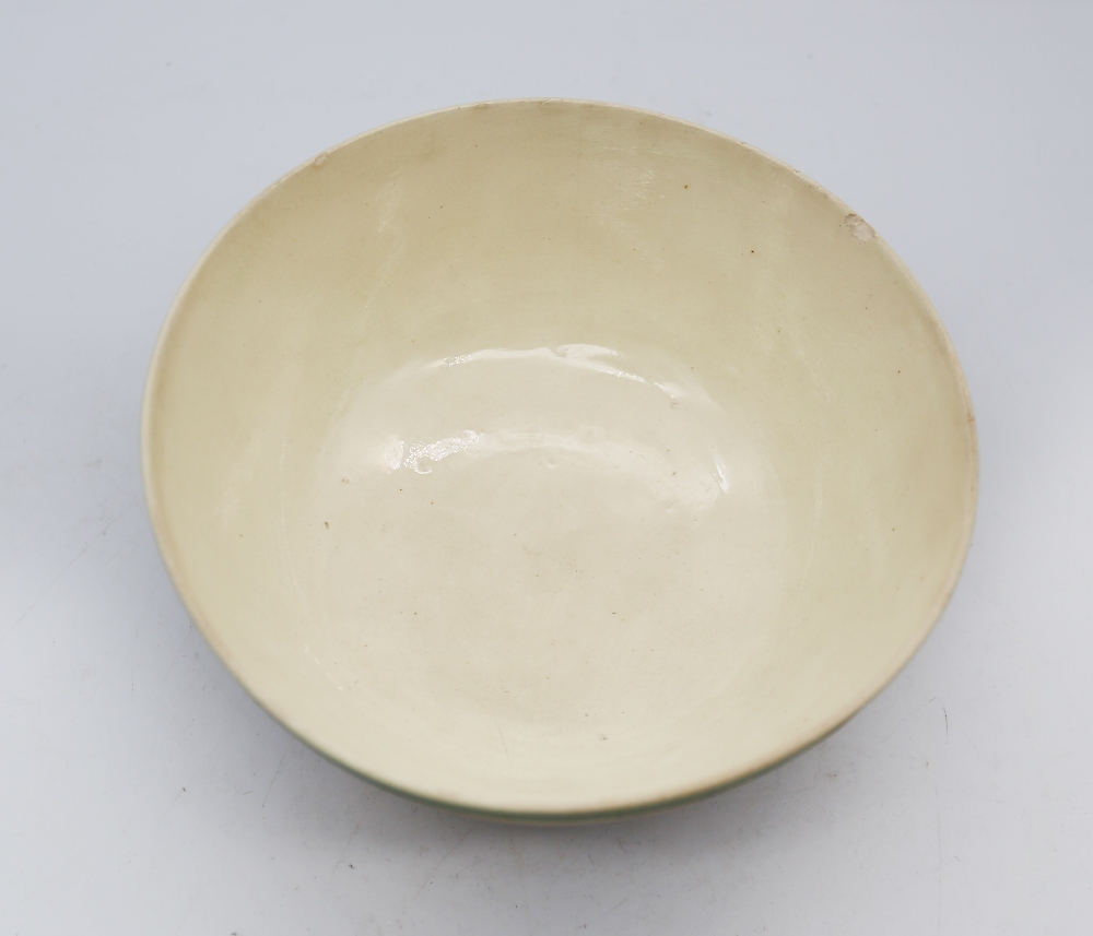 A creamware Mocha bowl, orange ground with black/sepia trees and a green ribbed band to top rim - Bild 8 aus 11