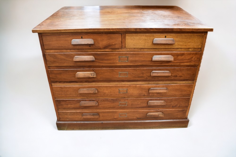 A plan chest, of six drawers, in oak, 120 x 85 x 93cm