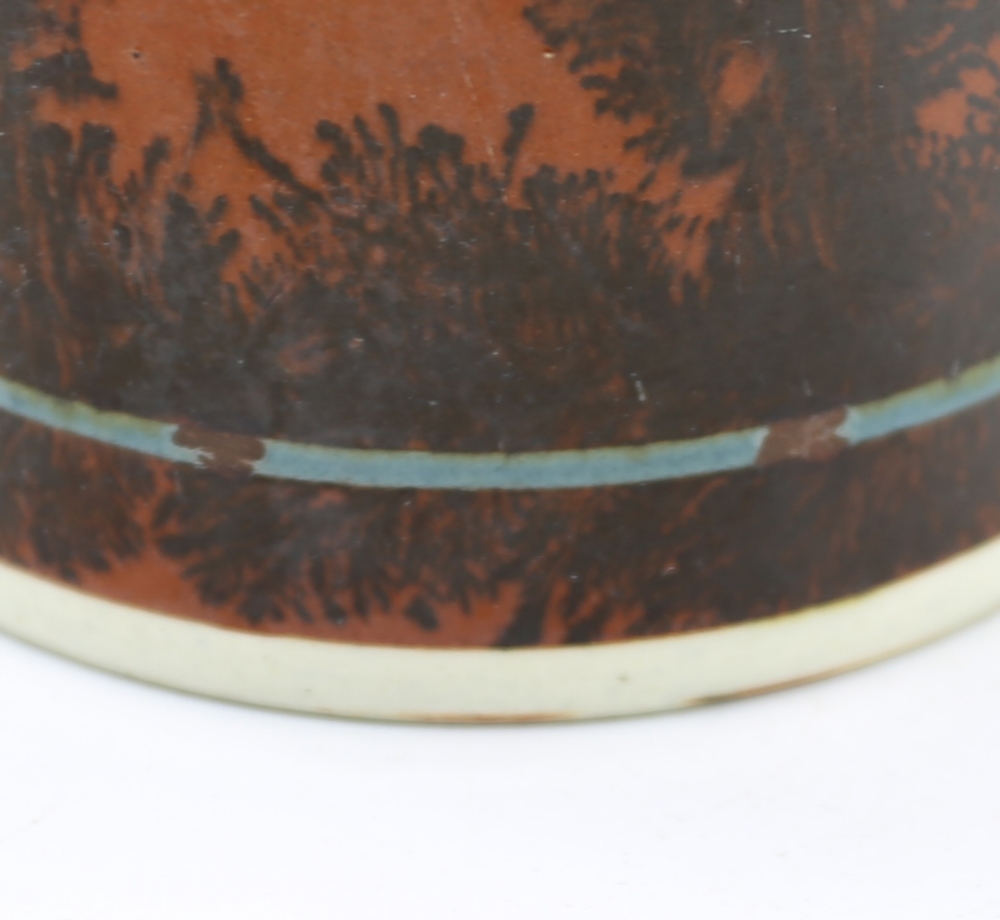 A creamware Mocha mug, dark terracotta ground with black feathered trees and a black and three - Bild 8 aus 10