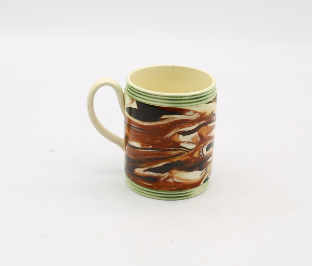 A small creamware cylindrical mug with coloured marbled decoration, with green ribbed bands to top - Image 4 of 7