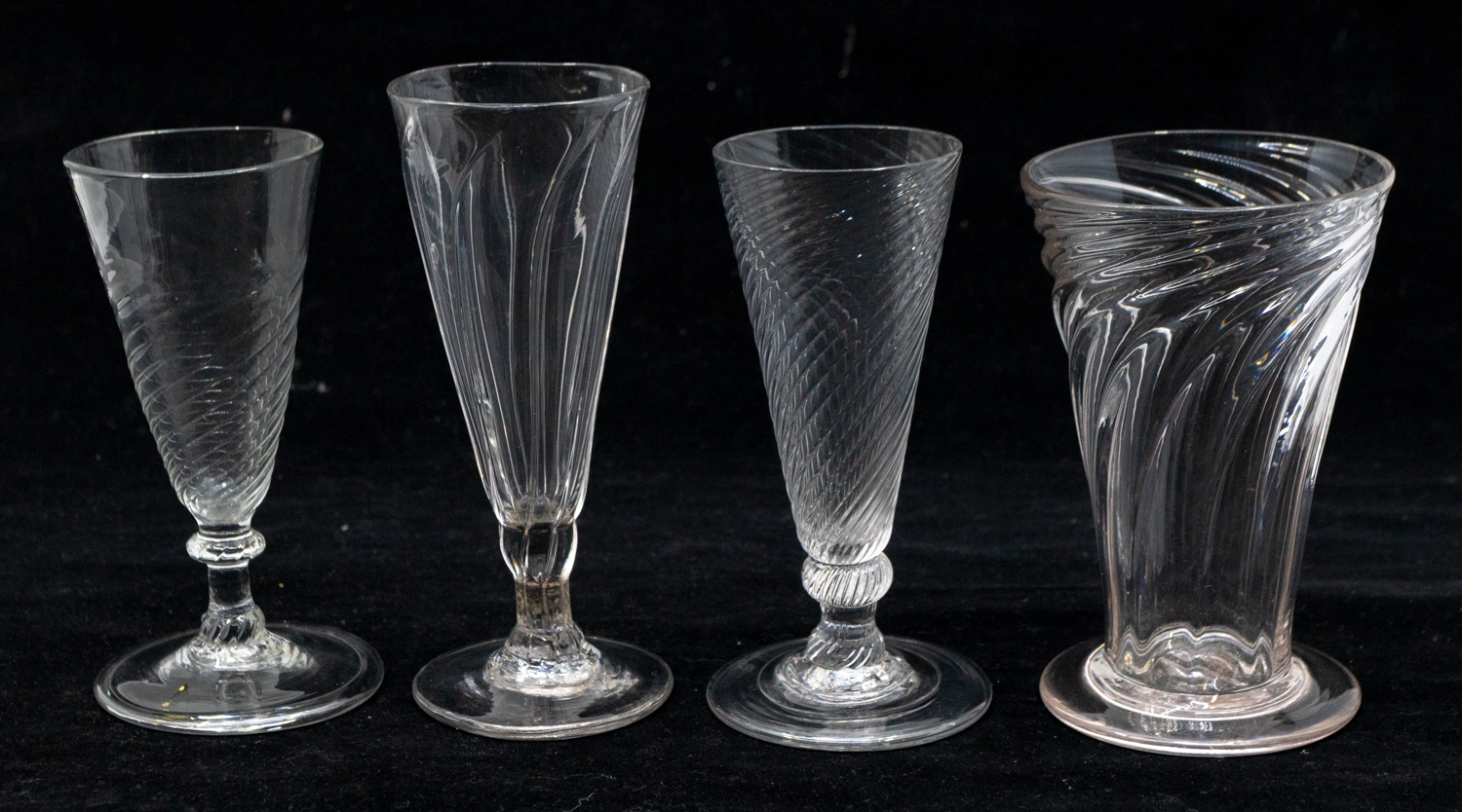 Four late 18th Century/early 19th Century twist cordial glasses, all different examples, on round - Bild 2 aus 4