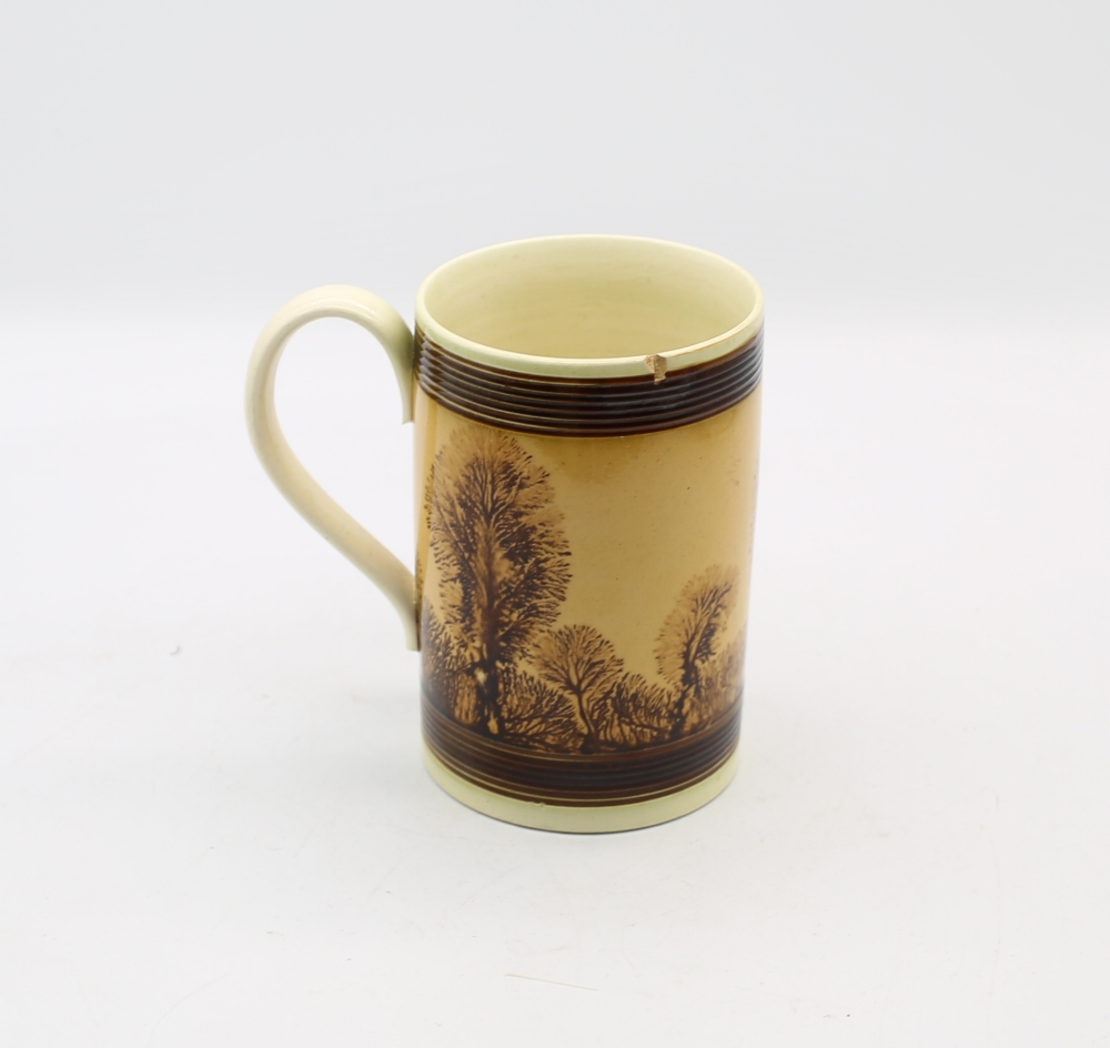 A creamware Mocha mug.  Pale orange ground with serial trees and ribbed bands to top and foot - Bild 3 aus 8