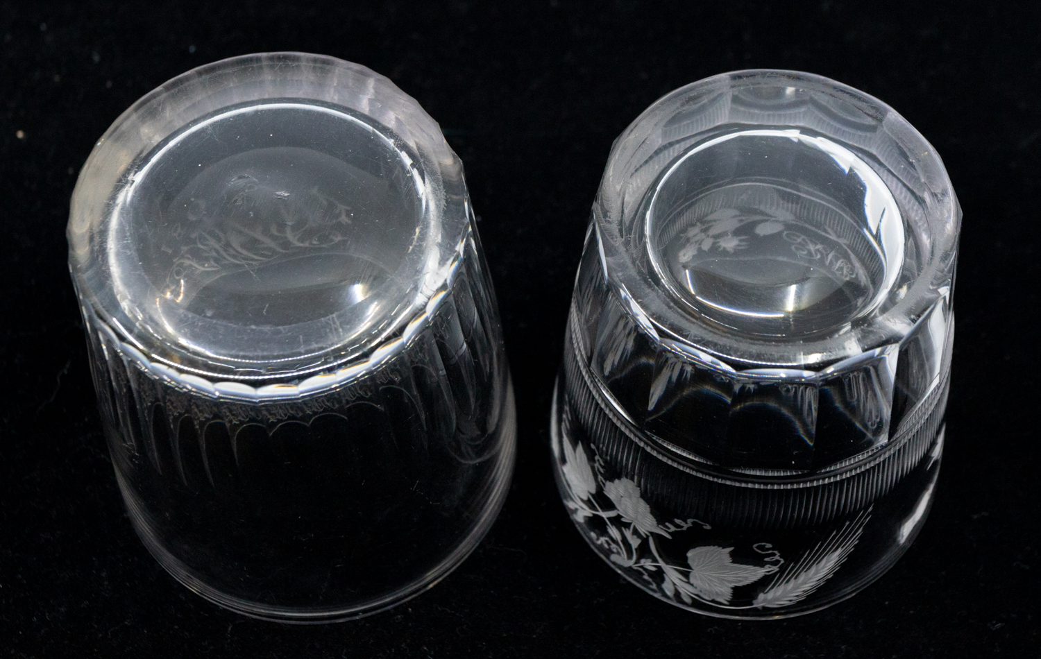 A collection of early ro mid 19th Century glass tumblers with etched detail to bowls. - Image 5 of 7