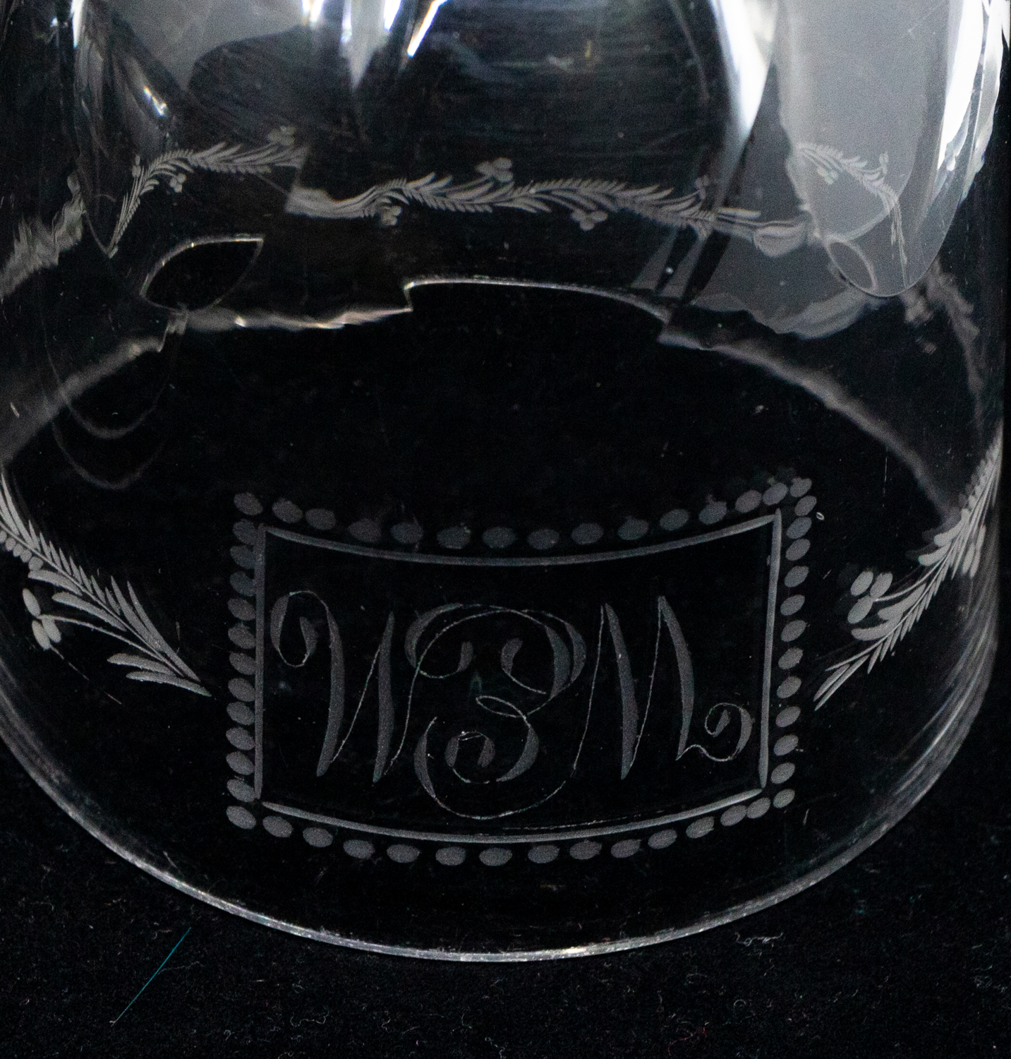 A collection of early to mid 19th Century glass tumblers with etched detail to bowls. - Image 4 of 7