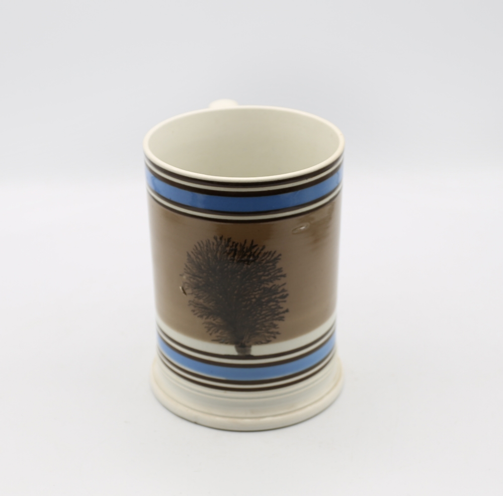 A Mocha ware mug. Quart size, mushroom ground with black feathered trees and blue and black bands - Image 2 of 8