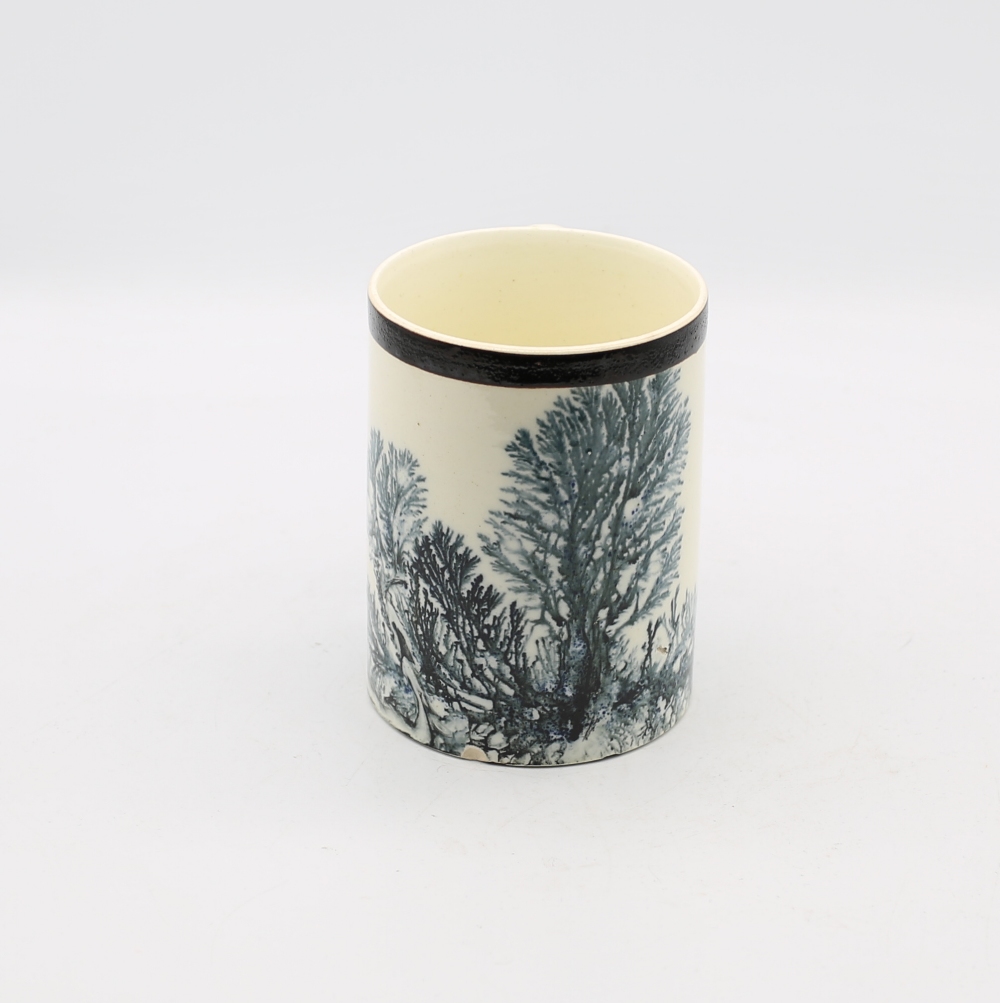 A  creamware Mocha mug, cream ground with blue/grey feathered trees, with a black band to the top - Bild 2 aus 8