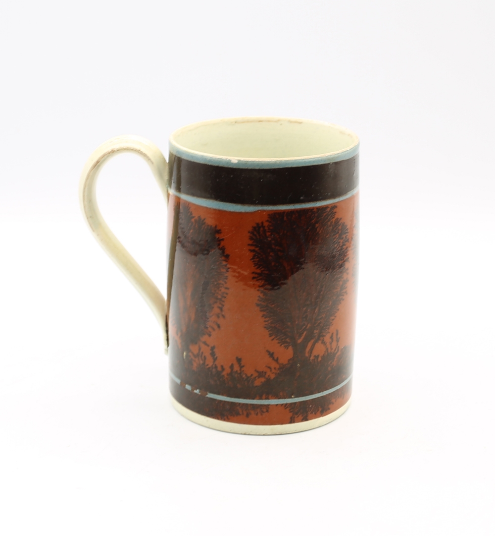 A creamware Mocha mug, dark terracotta ground with black feathered trees and a black and three - Bild 3 aus 10