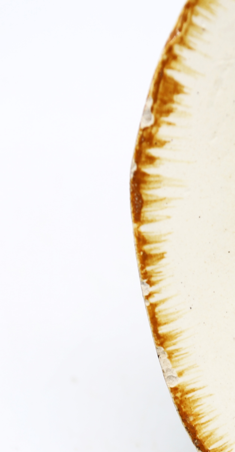 A creamware ‘Toy’ oval platter with an apple and foliage moulded in the centre, with an ochre - Bild 6 aus 8