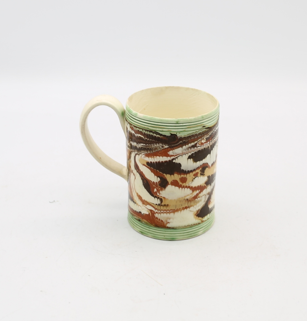 A small cylindrical creamware mug with coloured feathered marbling, with green ribbed bands to rim - Bild 3 aus 6