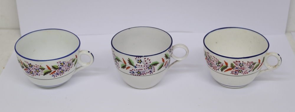 Small collection of Staffordshire pearlware cups and saucers and a tea bowl, decorated with bands of - Bild 4 aus 7
