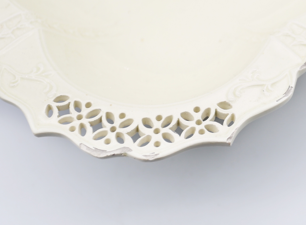 A creamware oval pedestal dish, with a fluted pierced rim and centre Circa 1800. Size 31x28cm - Image 2 of 7