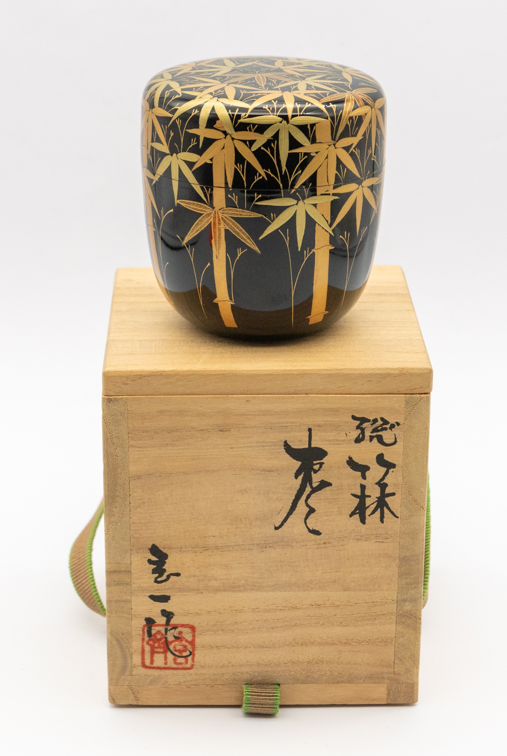 A 20th century Japanese black and gold lacquered tea cannister and cover, decorated with bamboo in - Bild 3 aus 4