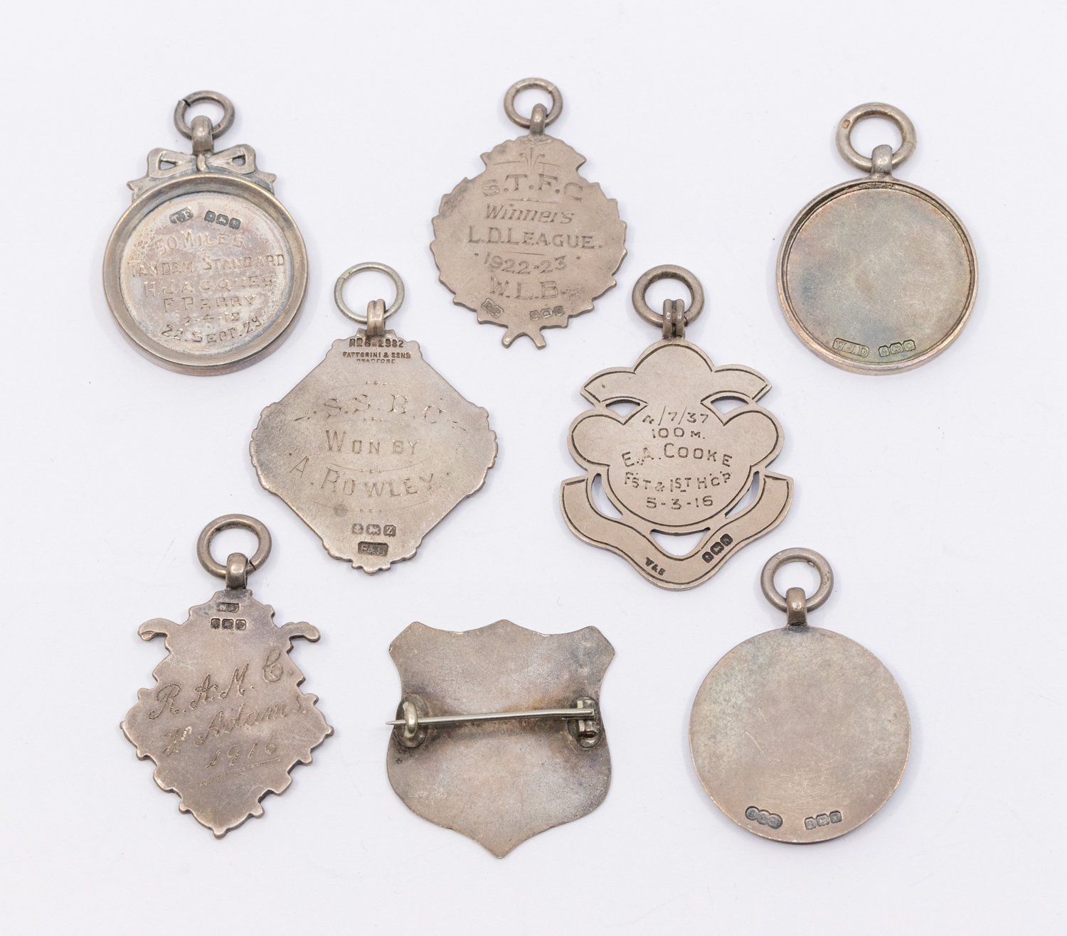 A collection of seven assorted silver hallmarked sporting fobs, to include: football, cycling, - Bild 2 aus 2