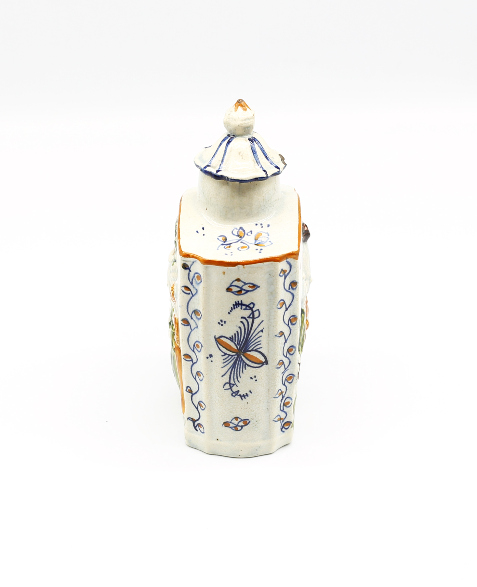 A Prattware tea caddy and cover with ‘macaroni ‘ figures moulded to the body. Decorated in green, - Image 4 of 8