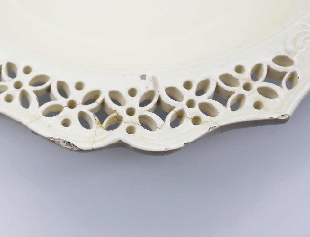 A creamware oval pedestal dish, with a fluted pierced rim and centre Circa 1800. Size 31x28cm - Image 4 of 7