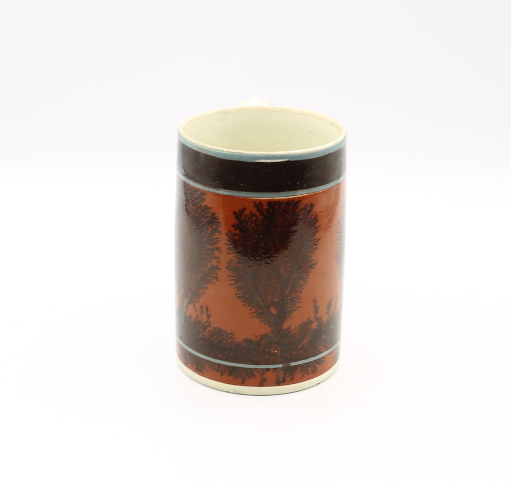 A creamware Mocha mug, dark terracotta ground with black feathered trees and a black and three - Bild 4 aus 10