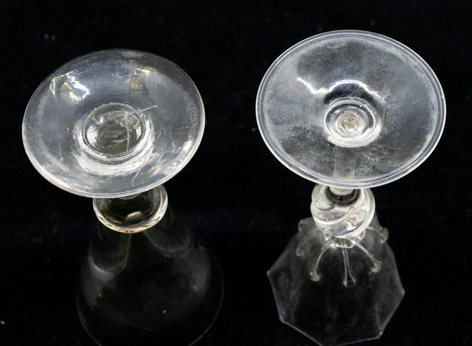 A late 18th Century/early 19th Century clear glass decanter with ribbed neck and original stopper - Image 3 of 4