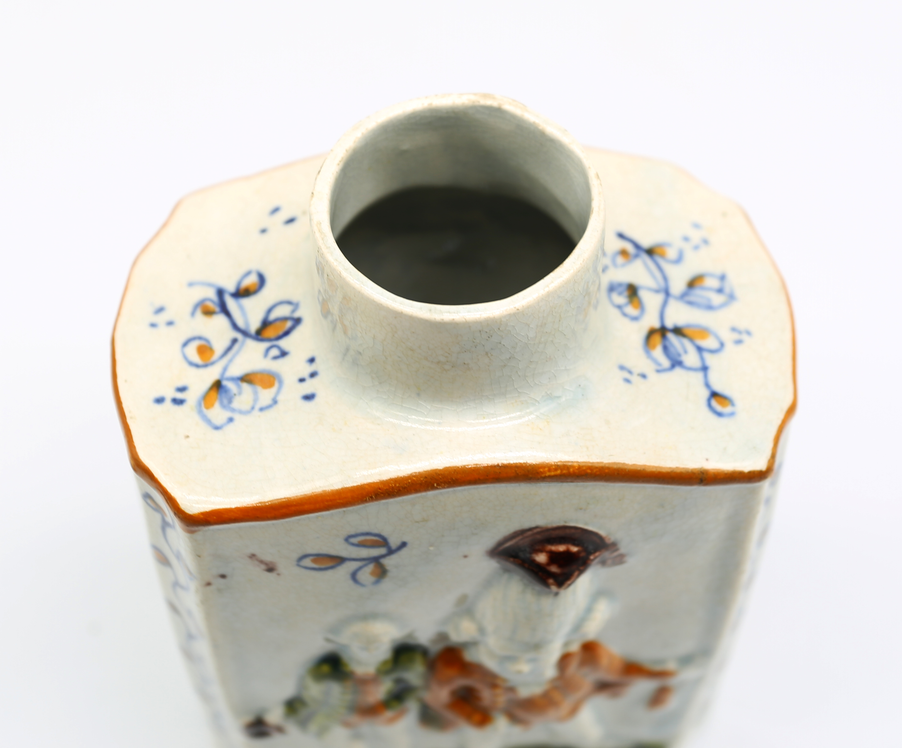 A Prattware tea caddy and cover with ‘macaroni ‘ figures moulded to the body. Decorated in green, - Image 7 of 8